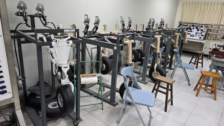 Tricycle Landing Gear System Training Platform Tricycle Landing Gear System Training Platform